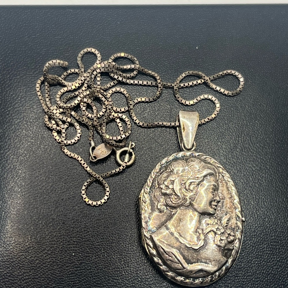 1960s Italian repousse Cameo oval locket pendant chain necklace sterling silver - Picture 12 of 16